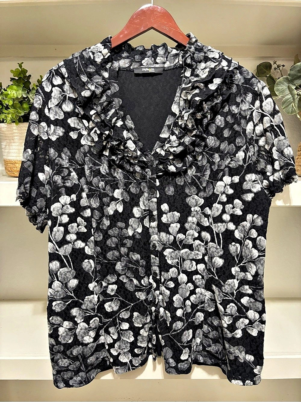 Style&co. Women's Floral Blouse in Black & White Like New
